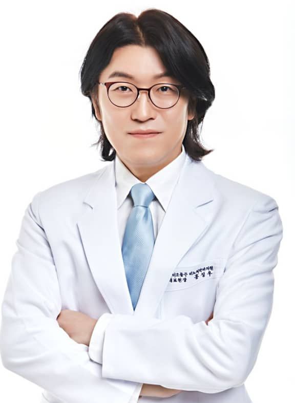 비뇨기과 전문의 홍성우(꽈추형)이 과거 근무했던 병원에서 동료 직원들에게 상습적 욕설, 폭행, 강제추행을 했다는 직장 내 괴롭힘설 논란에 휩싸였다. / 출처 - 온라인 커뮤니티