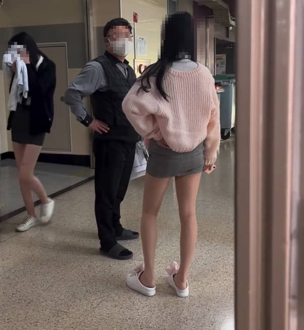 최근 아버지뻘 교사와 말다툼 영상에서 '귀한딸' 논란이 이어진 해당 여학생이 온라인 커뮤니티에 해명글을 게재했다. / 출처 - 유튜브