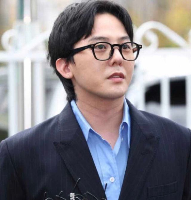 마약을 투약한 혐의를 받는 가수 지드래곤이 결백을 주장하고 있지만, 광고주에 최대 수백억 원의 위약금을 물어줄 수 있다는 전망이 나왔다. 출처-온라인커뮤니티