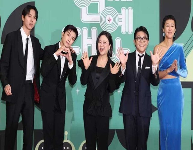 23일 서울 영등포구 여의도동 KBS 신관 공개홀에서는 '2023 KBS 연예대상'(이하 'KBS 연예대상')이 열렸고, 이날 진행은 방송인 신동엽, 배우 조이현, 모델 주우재가 맡았다. 출처-'KBS 연예대상'