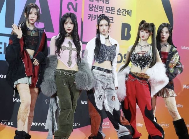 데뷔 1년여 만에 수많은 기록 행진을 써 내려가며 새 역사의 주인공이 된 뉴진스. 출처-'MAMA'