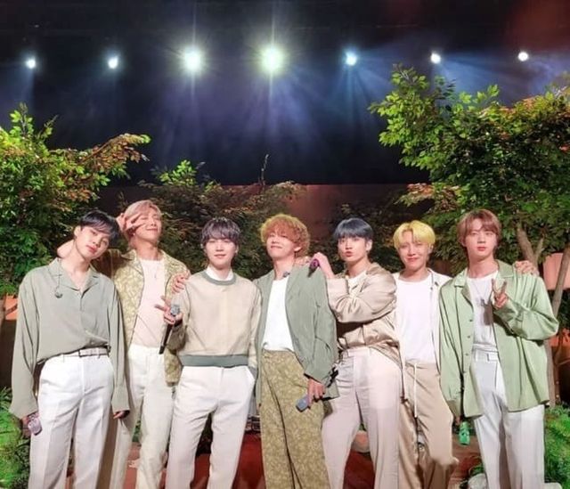 방탄소년단 소속사 빅 히트 뮤직 측은 12월 5일 팬 소통 플랫폼 위버스를 통해 