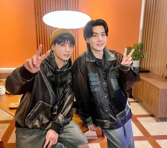 방탄소년단 RM과 뷔는 12월 11일, 지민과 정국은 12월 12일 현역 입대한다. 출처-방탄소년단SNS