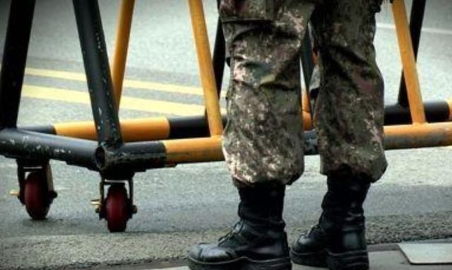 검문소를 지키고 있는 군인. 연합뉴스