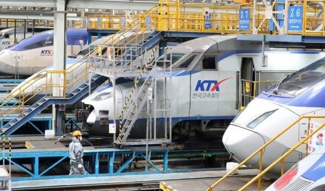 ktx 정비중 / 출처 - 온라인 커뮤니티