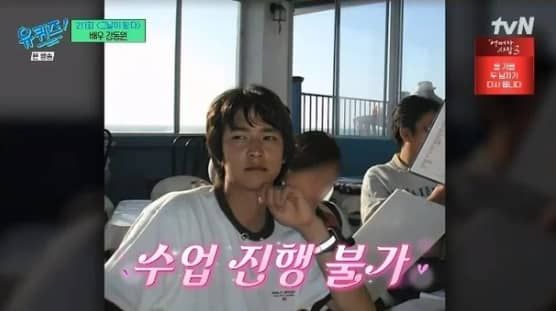 대학 시절 배우 강동원의 뛰어난 미모 때문에 수업에 차질이 있었으며 과거 동문이 대학 축제 사건을 제보했다. /&nbsp;출처 -&nbsp;tvN ‘유 퀴즈 온 더 블럭'(유퀴즈)