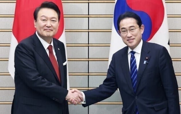 악수를 하고있는 윤석열 대통령과 일본 기시다 후미오 일본 총리 / 출처 - 연합뉴스