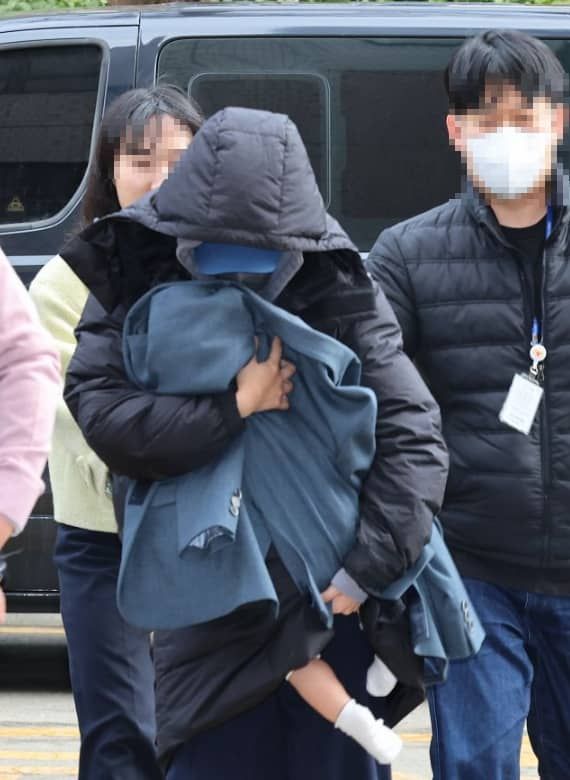 이선균 협박녀 박소정이 아이를 안고 경찰에 출석하는 모습 / 연합뉴스
