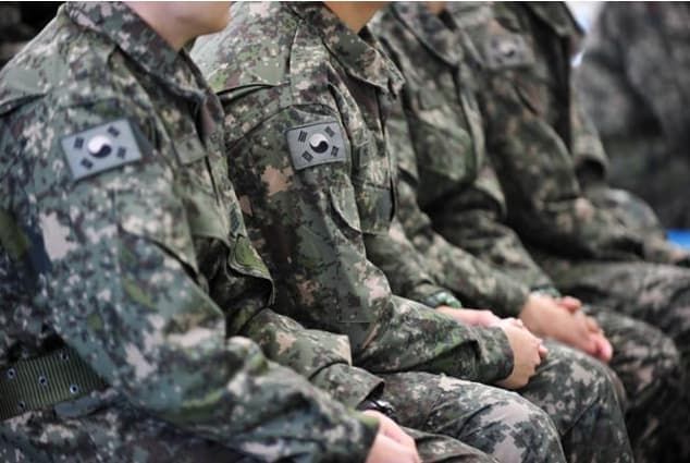 군복무 중인 군인들 / 온라인 커뮤니티
