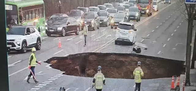 24일 오후 서울 강동구 명일동 대명초교사거리 인근에서 대형 싱크홀 사고 발생해 교통이 통제되고 있다. 2024.3.24/뉴스1(강동구 제공)