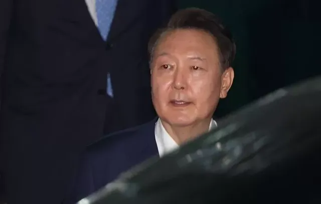 윤석열 전 대통령이 29일 새벽 서울 서초구 서울고등검찰청 청사에 마련된 내란특검 사무실에서 피의자 신분으로 조사를 마친 뒤 귀가하고 있다.(공동취재) 2025.6.29 / 뉴스1