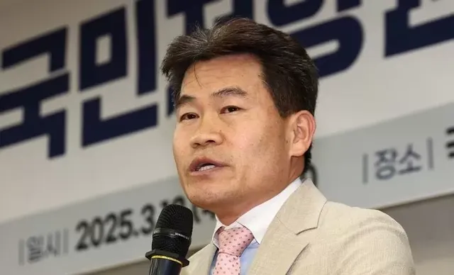 한국사 강사 전한길 씨가 12일 오전 서울 여의도 국회 의원회관에서 열린 '국민저항권 긴급세미나 국민저항권과 자유민주주의'에서 기조강연을 하고 있다. 2025.3.12/뉴스1