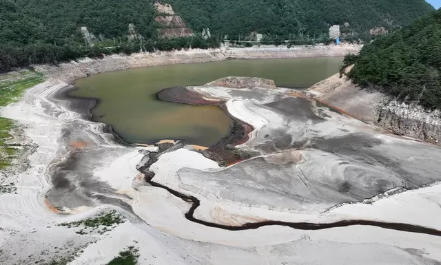 강릉시에 필요한 물 87%를 공급하는 오봉저수지 저수율은 10%대로 뚝 떨어져 극심한 물 부족 현상을 빚고 있다. 24일 강원 강릉시 주요 상수원인 오봉저수지와 일대 하천의 바닥이 드러나 있다. 2025.8.24/뉴스1