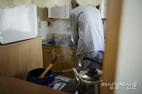 일본 오사카시에 거주하고 있는 한 독거노인이 식사 준비를 하고 있다. /김현우 기자