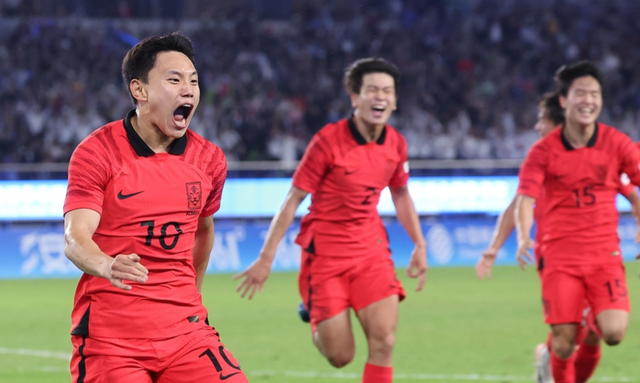 7일 중국 항저우 황룽 스포츠센터 스타디움에서 열린 2022 항저우 아시안게임 남자축구 대한민국과 일본의 결승전. 후반 조영욱이 골을 넣고 기뻐하고 있다. /연합뉴스