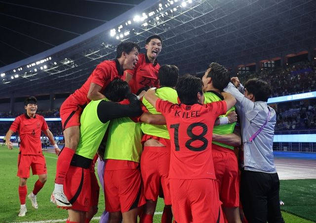 7일 중국 항저우 황룽 스포츠센터 스타디움에서 열린 2022 항저우 아시안게임 남자축구 대한민국과 일본의 결승전에서 우승한 한국 대표팀이 기뻐하고 있다. /연합뉴스