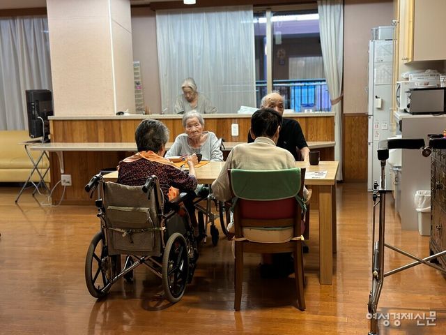 일본 교토에 위치한 한 노인 요양원에서 입소자들이 식사 준비를 하고 있다. /김현우 기자