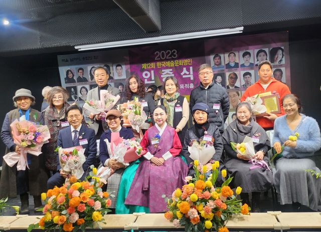 한국예술문화단체총연합회가&nbsp;11월 19일&nbsp;개최한 '한국예술문화명인 인증식'에서 명인으로 선정된 인물들이 기념촬영하고 있다. 왼쪽에서 세번째가 구창식 미래주얼리학원 원장. /미래보석감정원&nbsp;