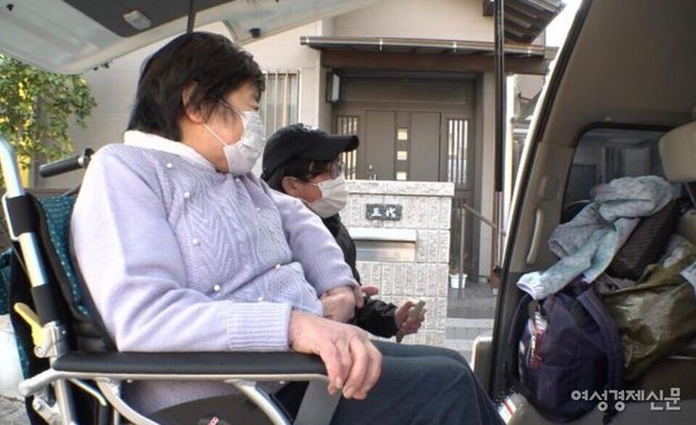 개호보험 수급자인&nbsp;테시마 미에코씨가 여행을 떠나기 위해 차에 탑승한 모습. /김현우 기자