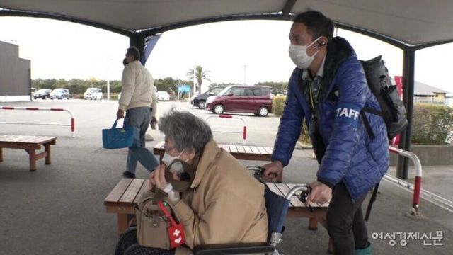개호보험을 활용한 보험 수급자 여행 지원 서비스. 개호복지사가 수급자의 휠체어를 밀고 있다. / 김현우 기자