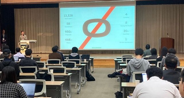 지난 27일 서울 국립중앙도서관에서 열린 제2회 코드포코리아 컨퍼런스에서 '츠하오'라는 별명을 쓰는 거브 제로 기여자가 거브 제로 소개 발표를 하고 있다. /신정원