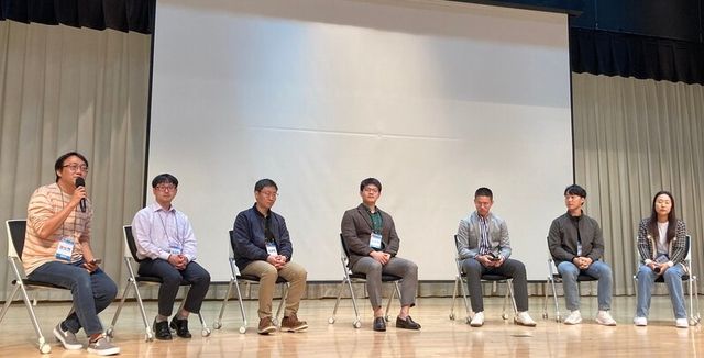 제2회 코드포코리아 컨퍼런스에서 참석자들이 패널 토의를 나누고 있다. 왼쪽부터 권오현 코드포코리아 오거나이저, 김강민 뉴스타파 기자, 김광휘 패스파인더 대표, 조윤휘 행정안전부 공공데이터정책과 사무관, 거브 제로 기여자 ‘츠하오’, 장준희 한국지능정보사회진흥원 클라우드플랫폼기술단 책임연구원, 황은진 제주대학교 행정학과 조교수. /신정원