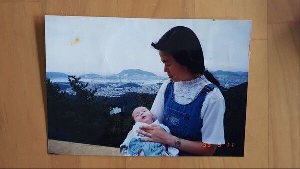 젊은시절 시어머니 왼손에 끼워진 쌍가락지. /김민정