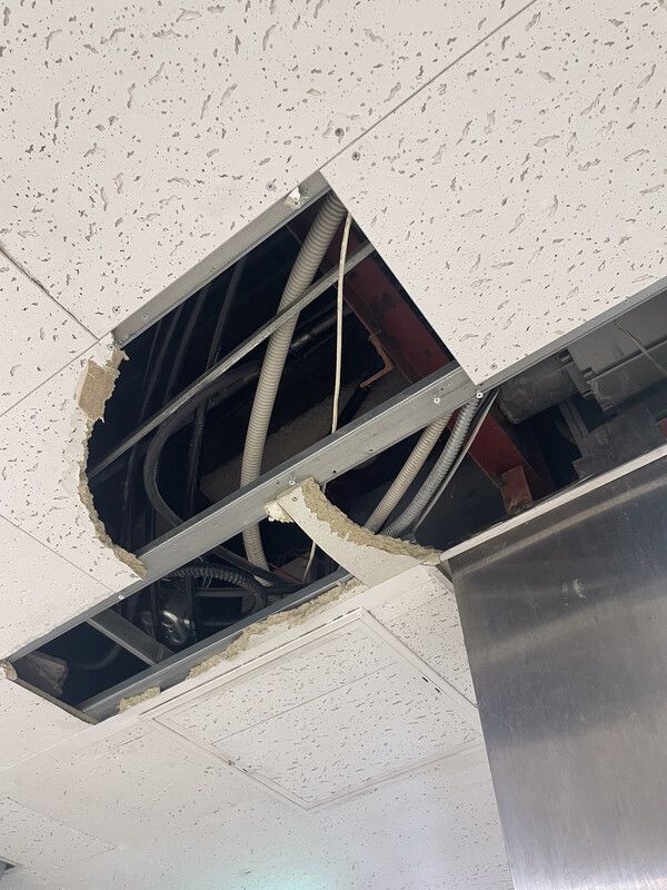 A 대학 학생회관 부서진 천장/전민제