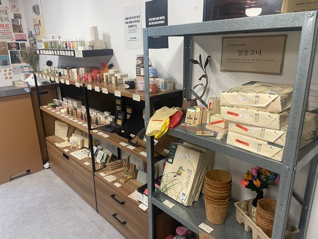 제로웨이스트샵 ‘지미프로젝트’를 운영하는 김유리 씨는 가게 겸 사무실의 축소 이전을 준비 중이다. 보통 한 달간 가게에 방문하는 손님이 한 손에 꼽을 정도여서다. 사진은 서울 송파구 ‘지미프로젝트’ 가게 내부 /황지원