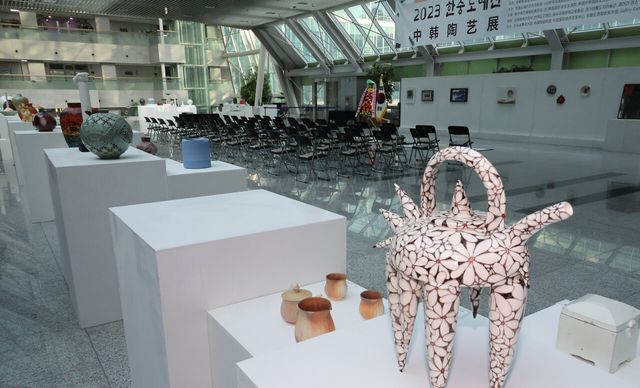 2일 국회 의원회관에서 열리고 있는 '한중수교 31주년 기념 2023 한·중 도예전' 모택동 흉상 전시 자리가 비어 있다. 구세주(救世主·Savior)라는 제목이 적혀 있던 흉장은 이날 오전에 철거됐다. /연합뉴스