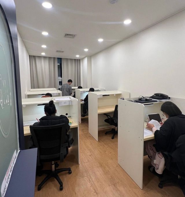 분당 마이러닝랩 학원에서 공부 중인 학생들. /유현진