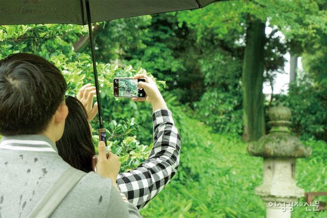 신카이 마코토 감독의 중국 팬 캐씨(25세)씨 그의 남자친구가 영화 배경이 된 장소에서 인증 사진을 찍고 있다. /김도연
