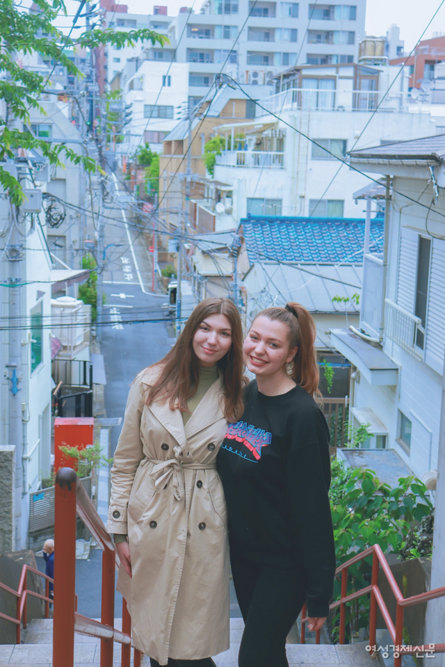 독일인, 제니(왼쪽)씨와 이네사(오른쪽)씨가 '너의 이름은'의 실제 장소를 찾았다. /김도연