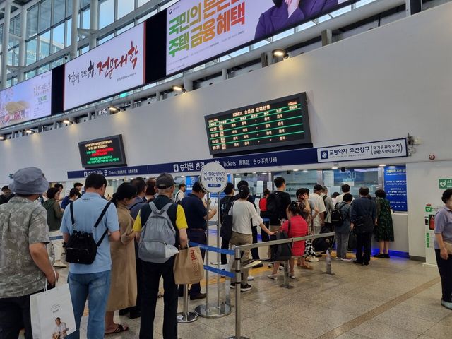 서울역에서 승차권 발권을 위해 이용객들이 줄을 서고 있다. /심성아