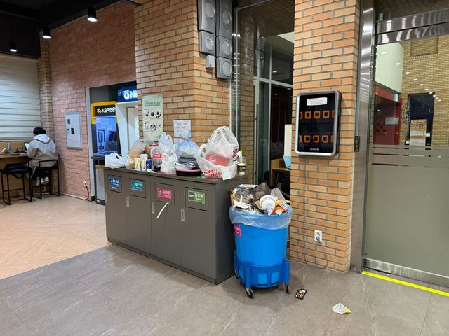 '음식물 쓰레기 버리지 마세요' 라는 종이 바로 밑에 음식물이 그대로 버려져 있다. /강윤지