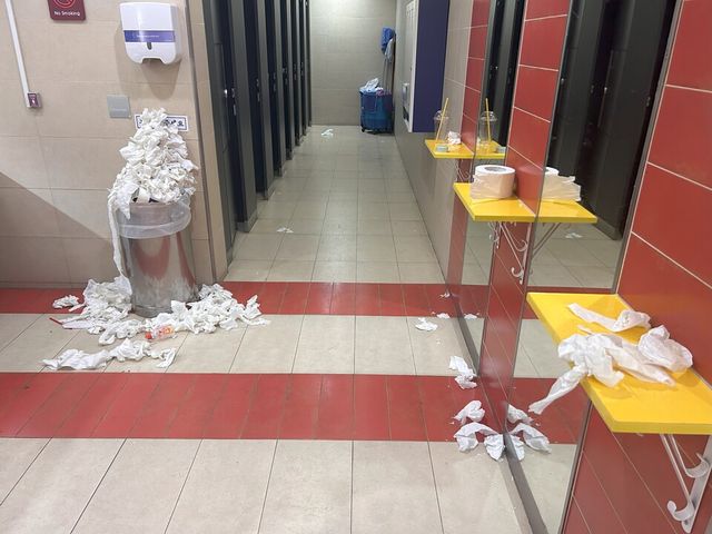 건물 화장실을 사용할 수 없을 정도로 더럽고 악취가 매우 심하다. /강윤지