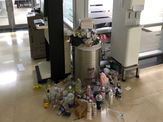 열람실 문 앞 쓰레기 통이 쓰레기 장이 됐다. /강윤지