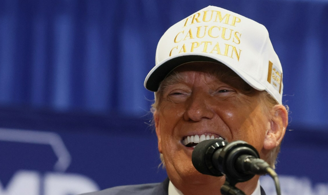 아이오와주에서 유세 중인 도널드 트럼프 전 대통령이 14일(현지시간) 인디애놀라에서 연설 도중 활짝 웃고 있다. /연합뉴스