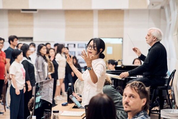 지휘자와 함께 공연 준비 중인 연출가 요나 김 /국립오페라단 제공