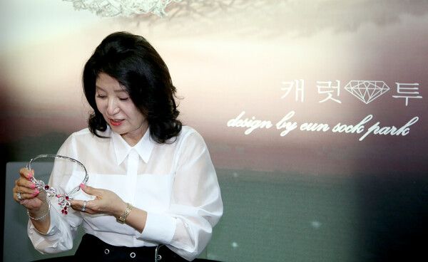 7캐럿과 3캐럿의 루비를 메인 스톤으로 장식한 화려한 작품 ‘여인의 외출’은 드라마 '빨간 풍선'을 위해 태어난 작품이다. /장세곤 기자