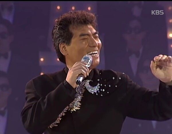 나훈아의 ‘비상’, 1070개, 550캐럿 다이아몬드를 세팅한 작품으로 1996년 당시 제작비만 10억이 든 대작이다. /KBS 유튜브 캡처