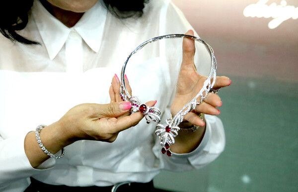 ‘시스템 주얼리’에 대해 설명하는 캐럿투 박은숙 대표. 이 목걸이는 분리하여 브로치, 펜던트, 목걸이 등 4가지로 착용할 수 있다. /장세곤 기자