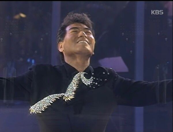 나훈아의 '비상'은 날개를 형상화한 다이아몬드로 만든 아트 주얼리 작품이다. /KBS 유튜브 캡처