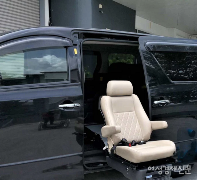 일본에선 지자체별로 지원되는 장애인 운전자 지원 기금을 받아 차량을 구매할 때 장애인 맞춤형 옵션을 선택할 수 있다. 사진은 도요타 웰캡 모델의 장애인 운전자 전용 좌석. /여성경제신문