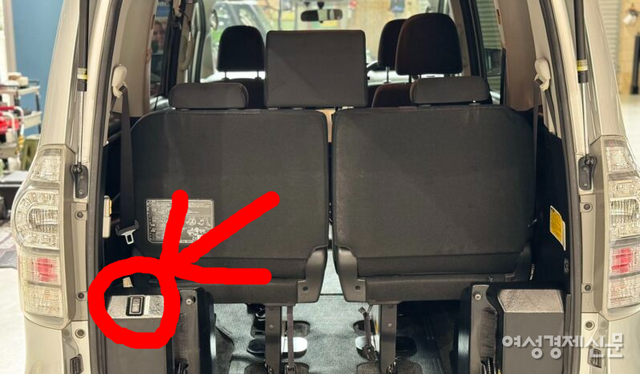 도요타 웰캡 모델은 휄체어 장애인의 키를 고려해 트렁크 버튼을 아래에 설치할 수 있도록 옵션을 구성했다. /여성경제신문