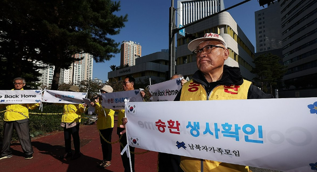 '납북자피해가족연합회' 회원들이 24일 오후 경기도 수원시 영통구 경기도청 앞에서 대북 전단 관련 기자회견을 하고 있다. /연합뉴스