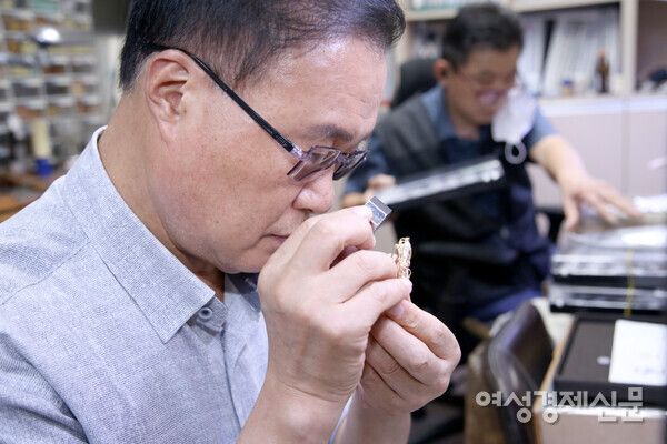김종목 명장은&nbsp;충무로 ‘럭키보석’에서 20년 업력을 쌓은 후 2001년 강남 로데오거리에&nbsp;김종목주얼리 전시매장을 오픈했다. 김 명장은 한국귀금속판매중앙회 회장으로서 '주얼리산업진흥법안' 입법 활동을 진행하고 있다. 한국을 주얼리 생산기지로 만들어 수출과 고용창출을 촉진시킬 수 있도록 정부 부처가 모법 제정에 나서야 한다고 강조했다. /장세곤 기자