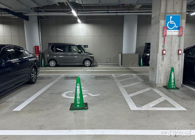 장애인 전용 주차구역 위에 러버콘이 설치돼 있다. 사진은 오사카 내 한 빌딩 지하 주차장 모습 /여성경제신문