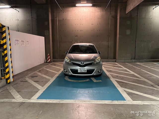 일본 도쿄도청 지하 주차장에 있는 장애인 전용 주차구역이다. 한 주차 공간당 빗금 구역이 양옆에 붙어있다. 여유 공간이 한국보다 더 확보됨을 알 수 있다. /여성경제신문