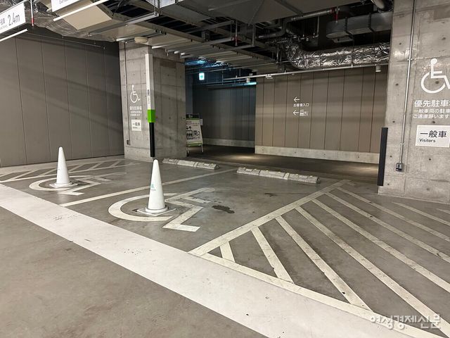일본 오사카에 있는 대형 복합 쇼핑몰 중 그랜드 프론트 오사카의 지하 주차장 모습. 출입구 바로 앞에 장애인 전용 주차구역이 있다. 폭이 넓어 보이지만 러버콘이 설치돼 있다. /여성경제신문